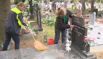Máte stres pred Dušičkami? Nemusíte sa ani pohnúť z domu a hrob na cintoríne môžete mať upravený