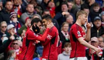 Zamotaná hra o trón. United vzal dôležité body Liverpoolu aj gólom z polovice z ihriska