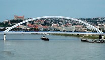 V noci narazil čln do bratislavského mosta Apollo