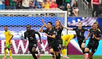 Kanada oslavuje historický postup. Stephen Eustaquio rozhodol v samotnom závere a spustil erupciu radosti