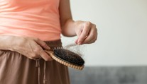 Sezónne vypadávanie vlasov je bežné. Pri tomto však treba spozornieť