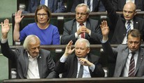 Poslanci poľského Sejmu schválili kontroverznú reformu justície