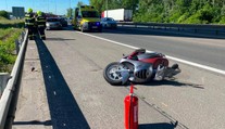 Na frekventovanom ťahu sa zrazila motorka s autom. Zasahujú tam záchranári