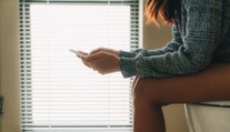 Vysedávanie na toalete s mobilom zvyšuje riziko vzniku ochorenia, ktoré sa doteraz spájalo s vyšším vekom
