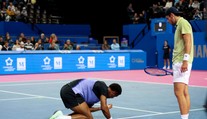 VIDEO: Po nepodarenom údere sa vyradil z turnaja. Francúzsky tenista utrpel kuriózne zranenie