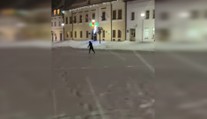 VIDEO: Zima v Bardejove priniesla do centra športovú atrakciu. Bežkujú priamo na námestí