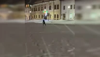 VIDEO: Zima v Bardejove priniesla do centra športovú atrakciu. Bežkujú priamo na námestí