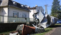 Lekárovcami sa prehnala veterná smršť, vláda chce nájsť spôsob, ako obci pomôže