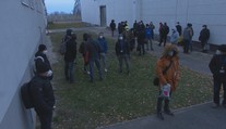 Rušné ráno pre neočkovaných: Ľudia stáli v rade pred vchodom do práce aj hodinu