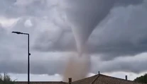 VIDEO: Francúzsko zasiahlo tornádo nevídanej sily. Zranilo desiatky ľudí a poškodilo stovky domov