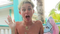 Ďalšie úchylné fotky Miley Cyrus. Ináč ako nahá sa už ani neukáže