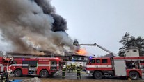 FOTO: Zásah hasičov v motoreste pri Prahe. Požiar výrazne obmedzil dopravu na dôležitom úseku