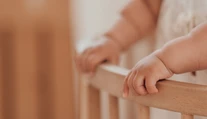Rodinná tragédia v Poľsku: Batoľa vliezlo pod posteľ, prišlo o život