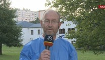Odporcovia očkovania vystrájali pred bytom známeho infektológa. Za vyhrážky majú na krku obvinenie