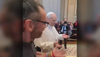 Nečakaná scéna vo Vatikáne. Pápež ukázal virálne gesto mladých
