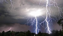 Na Európu sa valia silné búrky: Hrozia extrémne zrážky aj záplavy