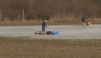 Deti sa tešia prírodným klziskám, poľnohospodári majú hlavy v smútku. Mráz im narobil poriadne škody