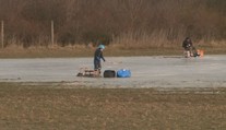 Deti sa tešia prírodným klziskám, poľnohospodári majú hlavy v smútku. Mráz im narobil poriadne škody