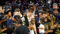 Keď ho draftovali, v telke šla reklama. Tučko nikoho nezaujímal, teraz vystúpil na basketbalový Everest
