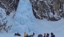 Skupinu turistov zasiahla padajúca masa ľadu z vodopádu. Hlásia mŕtveho a ťažko zranené dieťa