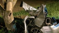 FOTO: Po náraze do stromu auto roztrhalo na dve časti. O život prišla mladá spolujazdkyňa (†23)