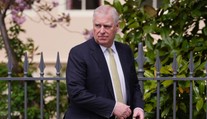 Britská polícia prepustila bývalého princa Andrewa z väzby