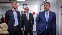 FOTO: Takto to vyzeralo v zákulisí predvolebnej diskusie, lídri sa na seba aj usmievali
