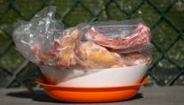 Hygienici varujú pred chybou, ktorú robíme pri rozmrazovaní potravín. V lete môže byť nebezpečná