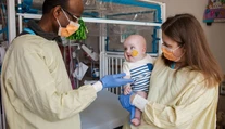 Lekári prepísali DNA malého dieťaťa. Trpelo zriedkavým ochorením, liečba mu zachránila život