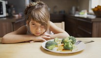 Keď dieťa odmieta jesť: Odborníčka radí, čo by mohlo pomôcť