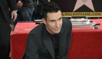 Spoznali by ste ho? Spevák z Maroon 5 kedysi pripomínal skôr Tarzana