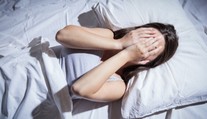 Neviete v noci zaspať a počítanie ovečiek nepomáha? Vyskúšajte tento jedinečný trik, ktorý odporúča lekár