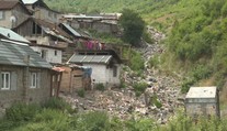 Cesta pod osadou v Richnave sa zmenila na smetisko. Tony odpadu z nelegálnych skládok skončili v riekach
