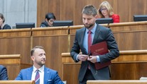 Plán zrušiť výsluhové dôchodky alebo zostrihaný hoax? Šutaj Eštok a Šimečka sa do seba pustili pre rozhovor v rádiu