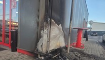 FOTO: Nepochopiteľné konanie opitého muža v Novákoch, podpálil čerpaciu stanicu