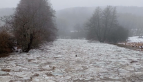 Ľadová bariéra ohrozuje Slatinu. Teplé počasie môže spustiť nebezpečný ľadochod