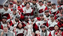 Stanley Cup druhýkrát v histórii putuje do Caroliny. Hrdinom duelu sa stal brankár Bussi
