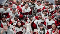 Stanley Cup druhýkrát v histórii putuje do Caroliny. Hrdinom duelu sa stal brankár Bussi