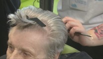 Salón krásy priamo v nemocnici. Seniorky rozmaznávali budúce kaderníčky a kozmetičky