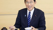 Japonský premiér Kišida zjedol "bezpečnú a lahodnú" rybu z oblasti Fukušimy