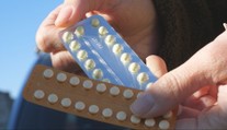 Antikoncepcia nie je iba liekom proti otehotneniu. Napriek jej benefitom ju poisťovne nepreplácajú