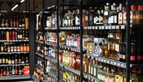 Nakupuje v ňom mnoho Slovákov. Veľký reťazec dostal pokutu za opakovaný predaj alkoholu neplnoletým