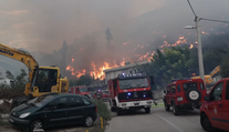 OBRAZOM: Pri Splite vyčíňa veľký lesný požiar, hrozí, že sa rozšíri až k moru. Plamene ohrozujú domy v meste Žrnovnica