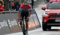 Piatu etapu Tirrena vyhral po sóloúniku Van der Poel, Pogačar si upevnil vedenie