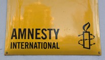 Amnesty International kritizuje na Slovensku nielen policajné násilie. Tu je zoznam ďalších prehreškov