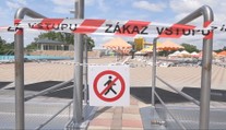 Bufety zívajú prázdnotou, prevádzky počítajú straty. Bazény v Štúrove zostanú zatvorené až do opätovného odberu vzoriek