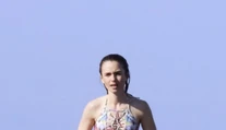 Lilly Colins v plavkách. S tehličkami, no akoby vyšla z mlyna