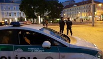 Dráma v hlavnom meste. Muž zaspal v tráve, žena ho nožom bodla do tváre, pri jeho úteku aj do chrbta