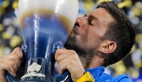 Jeden z najťažších zápasov kariéry. Djokovič zdolal svetovú jednotku a oslavuje triumf