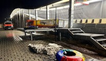 Tragédia v nemeckom ľadovom koryte. Štvorboby zmietol gumový kruh, hlásia jednu obeť a troch zranených